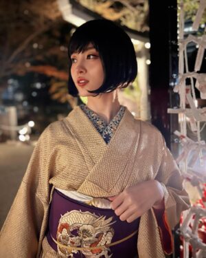 Luna Fujimoto Instagram - 2024 is the Year of the Dragon🐉 The lit-up shrine is so magical and it’s totally different from the daytime.

夜のお参りも情緒があってよきでした☺️

#atagoshrine #hatsumode #kimono #yearofthedragon #kimonolove #japanesetradition #japanesegirl #kimonogirl #japanesenewyear #handbroidery #初詣コーデ #初詣着物 #着物女子 #着物コーデ #着物でお出かけ #アンティーク着物 #アンティーク着物コーデ #総刺繍 #アンティーク帯