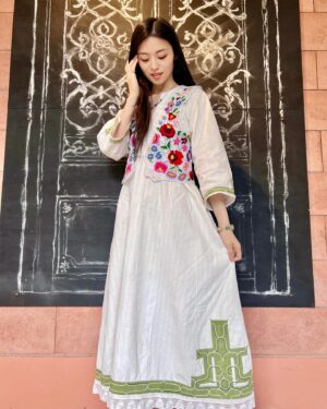 Luna Fujimoto Instagram - 日本語は下の方に。

I enjoy wearing traditional folk clothing in modern times, and I always look for these kinds of clothes when traveling. I bought these two pieces in Budapest, where I shot “Blade of the 47 Ronin.”

The Kalocsá embroidery vest is a traditional hand embroidery from the Kalocsá region of Hungary. It features colorful and bold floral patterns. The hand-woven dress, meanwhile, is from around eight or nine decades ago. It is in very good condition. The dress is from the Skopska Blatija region of Macedonia. 

Macedonian dresses with embroidery on the collar, sleeves and hem may be more popular, but I intentionally picked the one in plain white because I love Ainu (Indigenous people in Japan) embroidery so much that I was specifically looking for a suitable garment to embroider on. This dress is completely hand-woven and is made of 100% linen, so the fabric is very solid. The dress also has a real handmade quality to it. 

Later, I went to Hokkaido to look for someone who could do Ainu embroidery for me, but this turned into a long trip due to the fact that no one wanted to take something that was custom made. Then, by chance, I met @maki8477 in Nibutani who was willing to do it for me. I had almost given up, so I was really excited about it. She has a great sense of style!

👗🌸👗🌸👗

民族衣装を現代に着るのが大好きで、旅先でいつも探し歩き回ってしまいます。
この日に着用したのは、私が出演した『47RONIN-ザ・ブレイド-』の撮影地ハンガリーで購入したもの。

ベストはハンガリー・カロチャ地方の伝統的な手刺繍で作られた一枚。カラフルで大胆な花柄が特徴です。
手織りのワンピースは、北マケドニアのスコプスカ・ブラティヤ（Skopska Blatija）地方のもの。80～90年前に織られた一枚ですが、特にシミや汚れもなく、とても綺麗な状態です。

マケドニアのワンピースは襟元や袖、裾に刺繍が施されているのがとても素敵なのですが、あえて白一色のものをお迎えしました。というのも私はアイヌ刺繍がとても好きで、刺繍を施すのにふさわしい洋服を探していました。このワンピースは100%リネンで完全手織り。生地がとてもしっかりしていて、古き良き手作りを感じられる一枚です。

後日、アイヌ刺繡をしてくれる方を探すべく北海道まで行ってきたのですが、これがなかなか難しく…オーダーを受けてくださる方がいらっしゃいませんでした。
そんなときに二風谷で偶然出会い、快く引き受けてくださったのが @maki8477 
半ば諦めかけていたので、ほんっっとうに嬉しかったです！ワンピースの白さに合わせて、さわやかな緑色を選ぶところがセンスの塊！
そして実写版『#ゴールデンカムイ』の衣装も担当されています。私のオーダーは映画制作前でしたが、真紀さんが衣装担当だと知り、映画鑑賞時はこれでもかというくらい眺めていました。

#ainuembroidery #ainuculture #traditionalart #traditionalfolk #folkvibe #kalocsa #kalocsaembroidery #folkfashion #handembroidery #macedonia #embroidaryblouse #カロチャ刺繍 #民族衣装 #民族衣装好き #マケドニアの民族衣装 #ルーマニア刺繍 #伝統衣装 #アイヌ刺繍 #アイヌ文様