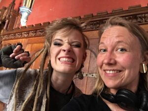 Luna Kuse Instagram - Ich habe auf Insta definitiv nicht ausreichend über das hier gesprochen: VAMPIRATES. Das Projekt unserer Herzen. Im Frühsommer haben wir endlich eines unserer ersten großen Ziele mithilfe der @schlossmarienburg und der @nordmedia_ verwirklichen können. Der Pilot unseres Projektes wurde gedreht - mit einer unfassbar starken @franziskapohlmann als Regisseurin, Drehbuchautorin, Kompositorin und zusammenhaltende Kraft, einem unglaublich bereitschaftsfähigen Team, enorm viel Elan, Spontanität und Glaube an uns selbst. Tage, in denen man alles in einer Extremform erlebt hat und in denen die enorme Energie unserer dort zusammengeführten Gruppe den Drehprozess erst möglich gemacht hat. Wir könnten stolzer nicht sein, euch verkünden zu können, dass die Postproduktion und die Büroarbeiten laufen und es sehr bald etwas zu sehen geben wird von unseren Vampirates-Charakteren aus dem goldenen Reich! ^^
@vampiratesproduction #vampirates #vampiratesproduction @franziskapohlmann @rosangelaferreiraofficial @motocortschi
@noelokwanga @kaufjonas @holly_geddert @selmakunze @younistarawh