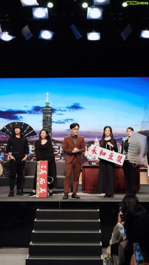 Lung Hor Instagram - 讓我們一起對「中華民國美學」感到驕傲
🎬 完整影片請至薩泰爾娛樂 YouTube 收看

點擊 @str_network 主頁連結
訂閱賀瓏夜夜秀最新消息🔔

#賀瓏 @hellohorlung