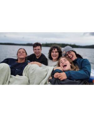 Lunou Zucchini Instagram - Souper à 23h, apprendre des chorégraphies dans le salon et commencer ses journées avec du rosé. Vacancière professionnelle avec les joli.e.s ami.e.s 🍀