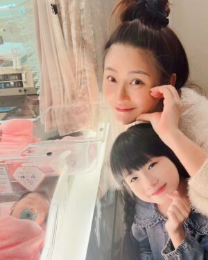 Luo Fei Chang Instagram - 期待已久的一天
小酪梨一整個療癒了我們💕
怎麼會這麼萌😍
話說扉扉一見到家妤媽咪
直喊采苓媽媽跑過去抱抱
這畫面好懷念喔～🥹

#神的禮物
#期盼已久的同框因小酪梨畫面更幸福💕
@joeyya7gii3o