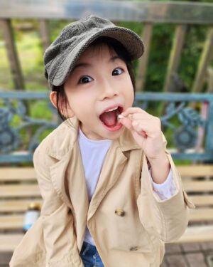 Luo Fei Chang Instagram - 跟你們說喔～
前陣子我的鬧鐘就是小扉扉😑
一大早就開張包餛飩
因從小扉扉就有異*性體質
應該是來自遺傳😩
意識到這樣下去不行

於是開始找尋可以調整體質的產品
某天滑到了家妤媽咪與巴鈺
推薦的 #霈恩萃機能補給錠
了解了一下內容真的是不錯!
成份簡單又有醫學證實
說真的吃進體內的，我會比較謹慎!
但因價格正猶豫要不要下手時
就收到了霈恩萃的邀約體驗
心裡真是開心的旋轉撒花🤭

原來異*性體質是 #體內缺乏特殊成分
霈恩萃裡面的專利胜肽
取自法國純淨牧場作為乳源地
乳牛自由飼養且無施打人工激素
又有陳保仁醫師跟醫學中心的雙重推薦
這樣更安心

產品體驗心得-
扉扉超愛吃霈恩萃機能補給錠的🥰
咀嚼起來酸酸甜甜的 味道像優格
她說好像在吃糖果
重點是每天不用提醒她 就主動開來吃
能主動吃 開心吃 真的很重要!
因為調整體質這條路沒有捷徑可抄
需要長時間奮戰💪
#期待體質革新的感動

對了！溫馨提醒
如因價格猶豫的朋友
可以趁有折扣優惠時下手喔😊
#益生菌以外的新發現

想了解產品看這邊👇
https://bit.ly/3QpJ6v7