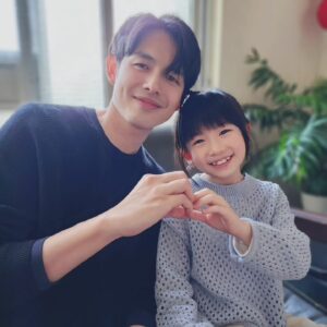 Luo Fei Chang Instagram - 我的表叔好帥帥😍
都會一直陪我玩
我好開心喔🥰
#年初三第一次見面