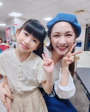 Luo Fei Chang Instagram - 東森&華視“阿叔”的怡雯與小怡雯合體啦❤️好榮幸呀🤗
#好期待這次與玟誼姐姐的合作
#新劇敬請期待唷🥰