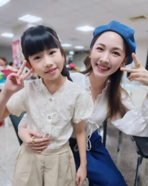 Luo Fei Chang Instagram - 東森&華視“阿叔”的怡雯與小怡雯合體啦❤️好榮幸呀🤗
#好期待這次與玟誼姐姐的合作
#新劇敬請期待唷🥰