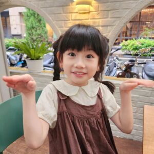 Luo Fei Chang Instagram - 扉扉的表情＜OK!成交＞
讓我想到這則笑話 

小明一直在班上考第一名
可是上次期中考 得了第二名
爸爸：怎麼稍微退步了？
小明：沒有呀～我是故意讓他的，我覺得讓他得第一名比較划算！
爸爸：這都能讓嗎？什麼叫比較划算？
小明：因為我考第一，你只獎勵了我五百，他考第一，他爸爸獎勵他一萬塊，他答應給我分我一半。
爸爸：我答應不打s你！你都分我一半
#N年前笑話
#每天笑一笑