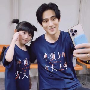 Luo Fei Chang Instagram - ❤️仔仔叔叔與我❤️
不管我講了什麼笑話
仔仔叔叔都會哈哈大笑
不管我問了什麼問題
仔仔叔叔都會不厭其煩
很有耐心的回答解釋著
在戲裡或出席活動
都很細心的照顧著我
謝謝您仔仔叔叔❤️
我很幸運
#車頂上的玄天上帝全台熱映中
#周渝民 #日興阿公與小芙月張絡扉
#甲上娛樂