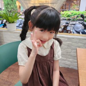Luo Fei Chang Instagram - 扉扉的表情＜OK!成交＞
讓我想到這則笑話 

小明一直在班上考第一名
可是上次期中考 得了第二名
爸爸：怎麼稍微退步了？
小明：沒有呀～我是故意讓他的，我覺得讓他得第一名比較划算！
爸爸：這都能讓嗎？什麼叫比較划算？
小明：因為我考第一，你只獎勵了我五百，他考第一，他爸爸獎勵他一萬塊，他答應給我分我一半。
爸爸：我答應不打s你！你都分我一半
#N年前笑話
#每天笑一笑
