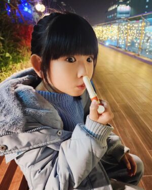 Luo Fei Chang Instagram - 買了一條有香味的護唇膏
扉扉迫不及待的湊到鼻子聞
「😯唔！好像布丁的味道喔～」
「我喜歡🥰」
#焦糖烤布蕾口味的護唇膏