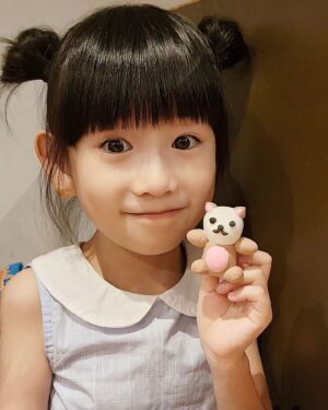 Luo Fei Chang Instagram - 扉扉學校勞作
用輕黏土捏了一隻“像熊熊的貓咪”🐱😝