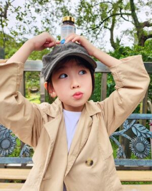 Luo Fei Chang Instagram - 跟你們說喔～
前陣子我的鬧鐘就是小扉扉😑
一大早就開張包餛飩
因從小扉扉就有異*性體質
應該是來自遺傳😩
意識到這樣下去不行

於是開始找尋可以調整體質的產品
某天滑到了家妤媽咪與巴鈺
推薦的 #霈恩萃機能補給錠
了解了一下內容真的是不錯!
成份簡單又有醫學證實
說真的吃進體內的，我會比較謹慎!
但因價格正猶豫要不要下手時
就收到了霈恩萃的邀約體驗
心裡真是開心的旋轉撒花🤭

原來異*性體質是 #體內缺乏特殊成分
霈恩萃裡面的專利胜肽
取自法國純淨牧場作為乳源地
乳牛自由飼養且無施打人工激素
又有陳保仁醫師跟醫學中心的雙重推薦
這樣更安心

產品體驗心得-
扉扉超愛吃霈恩萃機能補給錠的🥰
咀嚼起來酸酸甜甜的 味道像優格
她說好像在吃糖果
重點是每天不用提醒她 就主動開來吃
能主動吃 開心吃 真的很重要!
因為調整體質這條路沒有捷徑可抄
需要長時間奮戰💪
#期待體質革新的感動

對了！溫馨提醒
如因價格猶豫的朋友
可以趁有折扣優惠時下手喔😊
#益生菌以外的新發現

想了解產品看這邊👇
https://bit.ly/3QpJ6v7