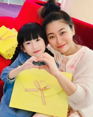 Luo Fei Chang Instagram - 期待已久的一天
小酪梨一整個療癒了我們💕
怎麼會這麼萌😍
話說扉扉一見到家妤媽咪
直喊采苓媽媽跑過去抱抱
這畫面好懷念喔～🥹

#神的禮物
#期盼已久的同框因小酪梨畫面更幸福💕
@joeyya7gii3o