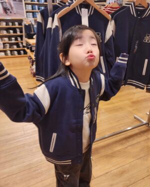 Luo Fei Chang Instagram - 👩：來～我拍一張，看穿起來好不好看
👧：（圖1）媽媽怎樣～好看嗎😚