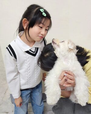 Luo Fei Chang Instagram - 萌狗阿妞超級熱情活潑
看到人就親😚
扉扉有點招架不住😆
卻又被逗得好開心
#感謝服裝造型姐姐的助拍辛苦妳了😄