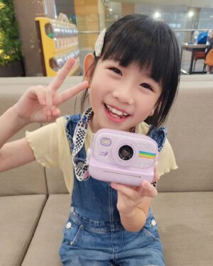 Luo Fei Chang Instagram - 好好玩的拍立得
扉扉拿著這台拍了好多喜歡的人
還有劇組的哥哥姐姐😍
#感謝粉絲姨姨姐姐們送了扉扉滿屋子的禮物❤️