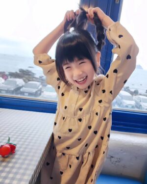 Luo Fei Chang Instagram - 我的辮子可以飛
也可以掃桌子喔
#玩髮趣