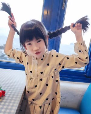 Luo Fei Chang Instagram - 我的辮子可以飛
也可以掃桌子喔
#玩髮趣