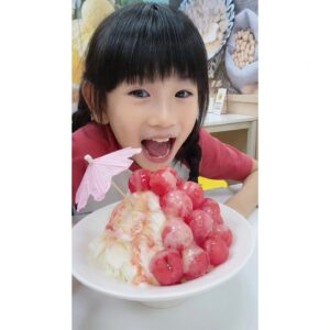 Luo Fei Chang Instagram - 當天穿的衣服剛好跟雪花冰好配😂
好好吃的西瓜球球雪花冰喔～🍉
#最後一張往往最搞笑