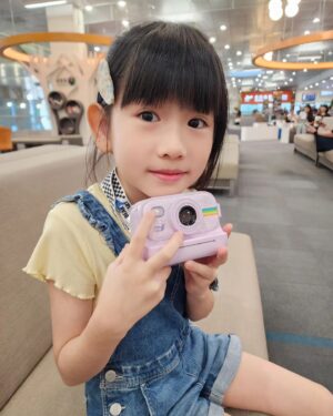 Luo Fei Chang Instagram - 好好玩的拍立得
扉扉拿著這台拍了好多喜歡的人
還有劇組的哥哥姐姐😍
#感謝粉絲姨姨姐姐們送了扉扉滿屋子的禮物❤️