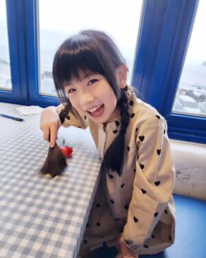 Luo Fei Chang Instagram - 我的辮子可以飛
也可以掃桌子喔
#玩髮趣