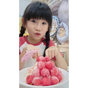 Luo Fei Chang Instagram - 當天穿的衣服剛好跟雪花冰好配😂
好好吃的西瓜球球雪花冰喔～🍉
#最後一張往往最搞笑