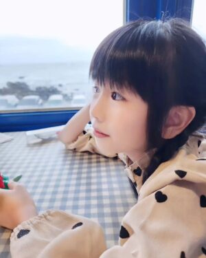 Luo Fei Chang Instagram - 我的辮子可以飛
也可以掃桌子喔
#玩髮趣