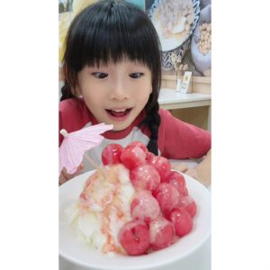 Luo Fei Chang Instagram - 當天穿的衣服剛好跟雪花冰好配😂
好好吃的西瓜球球雪花冰喔～🍉
#最後一張往往最搞笑