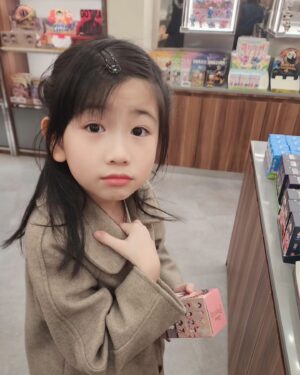 Luo Fei Chang Instagram - 收藏泡泡瑪特IP也好多年了
那時扉扉還小不懂它們的魔力
而現在長大了些
也開始跟著媽媽一起著迷了😁
#第三張是在央求可以買嗎🥺
#Skullpanda#有故事的Hirono小野
#molly #Dimoo
#泡泡瑪特西門旗艦店 #PopMart