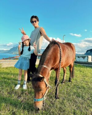 Luo Fei Chang Instagram - 與Gino爸比用完餐去散步
巧遇飼主溜馬
上次遇到這小馬兒
牠很勤奮的在吃草
這次再見到牠
一樣很努力的在吃草😆
看牠吃草的樣子好療癒喔🥰
THE HAPPY DAY❤️
#扉扉與Gino爸比久違的約會