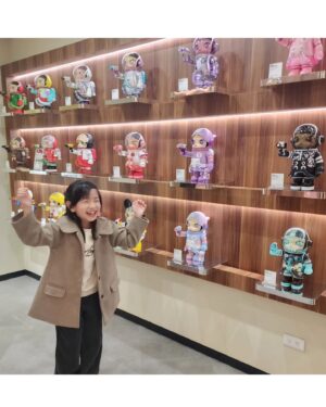 Luo Fei Chang Instagram - 收藏泡泡瑪特IP也好多年了
那時扉扉還小不懂它們的魔力
而現在長大了些
也開始跟著媽媽一起著迷了😁
#第三張是在央求可以買嗎🥺
#Skullpanda#有故事的Hirono小野
#molly #Dimoo
#泡泡瑪特西門旗艦店 #PopMart