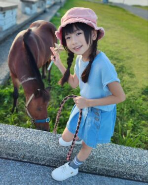 Luo Fei Chang Instagram - 與Gino爸比用完餐去散步
巧遇飼主溜馬
上次遇到這小馬兒
牠很勤奮的在吃草
這次再見到牠
一樣很努力的在吃草😆
看牠吃草的樣子好療癒喔🥰
THE HAPPY DAY❤️
#扉扉與Gino爸比久違的約會