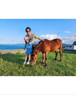Luo Fei Chang Instagram - 與Gino爸比用完餐去散步
巧遇飼主溜馬
上次遇到這小馬兒
牠很勤奮的在吃草
這次再見到牠
一樣很努力的在吃草😆
看牠吃草的樣子好療癒喔🥰
THE HAPPY DAY❤️
#扉扉與Gino爸比久違的約會