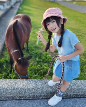 Luo Fei Chang Instagram - 與Gino爸比用完餐去散步
巧遇飼主溜馬
上次遇到這小馬兒
牠很勤奮的在吃草
這次再見到牠
一樣很努力的在吃草😆
看牠吃草的樣子好療癒喔🥰
THE HAPPY DAY❤️
#扉扉與Gino爸比久違的約會