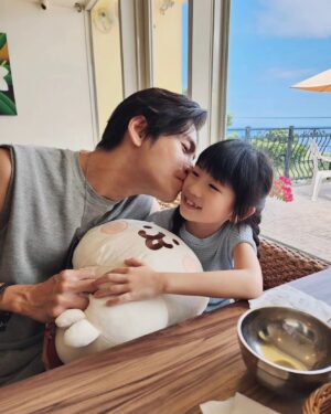 Luo Fei Chang Instagram - 好久不見的 @gino.t 爸比❤️
#Gino爸比送的捏捏貓好可愛呀