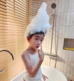 Luo Fei Chang Instagram - 《爸爸的話》台塑生醫20週年形象影片 側拍(一)
道具哥哥很厲害～
做了一頂三角帽給扉戴
這樣頭髮才能長高高😆