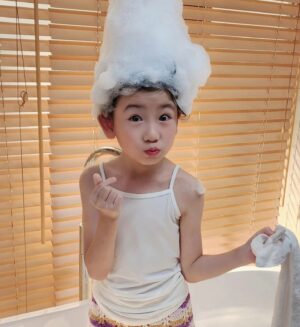 Luo Fei Chang Instagram - 《爸爸的話》台塑生醫20週年形象影片 側拍(一)
道具哥哥很厲害～
做了一頂三角帽給扉戴
這樣頭髮才能長高高😆