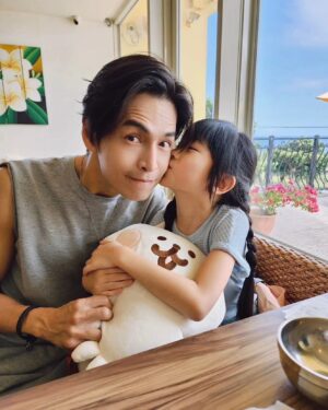 Luo Fei Chang Instagram - 好久不見的 @gino.t 爸比❤️
#Gino爸比送的捏捏貓好可愛呀