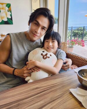 Luo Fei Chang Instagram - 好久不見的 @gino.t 爸比❤️
#Gino爸比送的捏捏貓好可愛呀