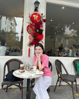 Lương Thanh Instagram - Thời gian là cây cầu tốt nhất để con người bước qua mọi thứ 💙🌈