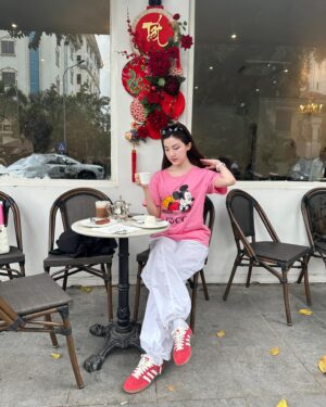 Lương Thanh Instagram - Thời gian là cây cầu tốt nhất để con người bước qua mọi thứ 💙🌈