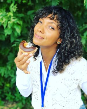 Lyndie Greenwood Instagram - That’s a wrap on SHELVED - season 1!! 

I had an absolute blast with this incredible cast and crew. This project is so special and I cannot wait to share it with you all!! 

I was looking through my phone for pics to post that don’t give anything anyway, and apparently that mostly leaves photos of me eating… 🤷🏽‍♀️🤦🏽‍♀️

So much love to @aqfarrell @counterfeitpics @ctv and everyone else who made this beautiful thing happen!! Until next time ❤️

#Shelved