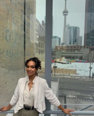 Lyndie Greenwood Instagram - Today’s the day!! Catch #Shelved tonight! 

Repost from @ctv_pr

•
Ahead of tonight’s series premiere of the new #CTV Original Comedy #Shelved airing at 9:30 pm ET/PT on @CTV, series star @lyndiegreenwood (who plays Wendy Yarmouth) stopped by Bell Media Studios in Toronto for a full press day.
 
Created and executive produced by @aqfarrell, @shelved_tv airs Mondays at 9:30 pm ET/PT on @CTV, CTV.ca and the CTV app.
 
(CBC Photo Credit: Vivian Rashotte, Q with Tom Power)

Amazing hair by @janetjacksonhairstylist and gorgeous makeup by @francelinegraham ❤️