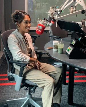 Lyndie Greenwood Instagram - Today’s the day!! Catch #Shelved tonight! 

Repost from @ctv_pr

•
Ahead of tonight’s series premiere of the new #CTV Original Comedy #Shelved airing at 9:30 pm ET/PT on @CTV, series star @lyndiegreenwood (who plays Wendy Yarmouth) stopped by Bell Media Studios in Toronto for a full press day.
 
Created and executive produced by @aqfarrell, @shelved_tv airs Mondays at 9:30 pm ET/PT on @CTV, CTV.ca and the CTV app.
 
(CBC Photo Credit: Vivian Rashotte, Q with Tom Power)

Amazing hair by @janetjacksonhairstylist and gorgeous makeup by @francelinegraham ❤️