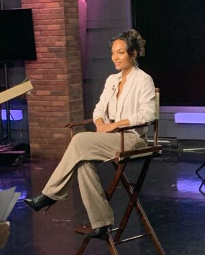 Lyndie Greenwood Instagram - Today’s the day!! Catch #Shelved tonight! 

Repost from @ctv_pr

•
Ahead of tonight’s series premiere of the new #CTV Original Comedy #Shelved airing at 9:30 pm ET/PT on @CTV, series star @lyndiegreenwood (who plays Wendy Yarmouth) stopped by Bell Media Studios in Toronto for a full press day.
 
Created and executive produced by @aqfarrell, @shelved_tv airs Mondays at 9:30 pm ET/PT on @CTV, CTV.ca and the CTV app.
 
(CBC Photo Credit: Vivian Rashotte, Q with Tom Power)

Amazing hair by @janetjacksonhairstylist and gorgeous makeup by @francelinegraham ❤️