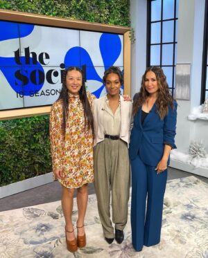 Lyndie Greenwood Instagram - Today’s the day!! Catch #Shelved tonight! 

Repost from @ctv_pr

•
Ahead of tonight’s series premiere of the new #CTV Original Comedy #Shelved airing at 9:30 pm ET/PT on @CTV, series star @lyndiegreenwood (who plays Wendy Yarmouth) stopped by Bell Media Studios in Toronto for a full press day.
 
Created and executive produced by @aqfarrell, @shelved_tv airs Mondays at 9:30 pm ET/PT on @CTV, CTV.ca and the CTV app.
 
(CBC Photo Credit: Vivian Rashotte, Q with Tom Power)

Amazing hair by @janetjacksonhairstylist and gorgeous makeup by @francelinegraham ❤️
