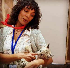 Lyndie Greenwood Instagram - Behind the scenes perks THAT ARE NOT SPOILERS (I promise)! 

Love this job so much 😽

#Shelved