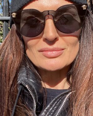 Lyne Renee Instagram - Thank you February… 💋#february #23 #time #love #peace Sending love and strength to all who need it. 🤍🕊️