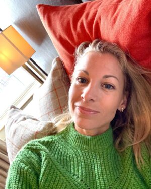 Lysanne Richard Instagram - Après avoir passée mon heure de lunch à Radio Énergie et ma fin de journée à animer une soirée bénéfice, j’ai pu profiter du confort et de l’emplacement privilégié de l’ @hotel_nomad_quebec . Coup de cœur pour le côté écoresponsable, l’originalité et le service à la clientèle impeccable! 🫶🏻