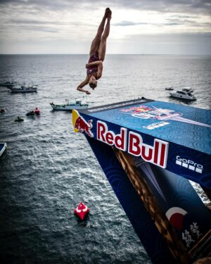 Lysanne Richard Instagram - En cette Journée internationale des droits des femmes, je suis fière d’avoir été la pionnière de mon sport au Canada, la première canadienne à avoir remporté des victoires sur le circuit Red Bull Cliff Diving et d’avoir mis beaucoup d’efforts pour l’amélioration des conditions salariales et le développement de plusieurs centres d’entraînement. Contente de voir que mon travail acharné porte fruits! Je suis toujours active dans mon sport, restez à l’affût, de belles annonces suivront! 👩 🇨🇦 🙌🏻 📸 @jason_halayko